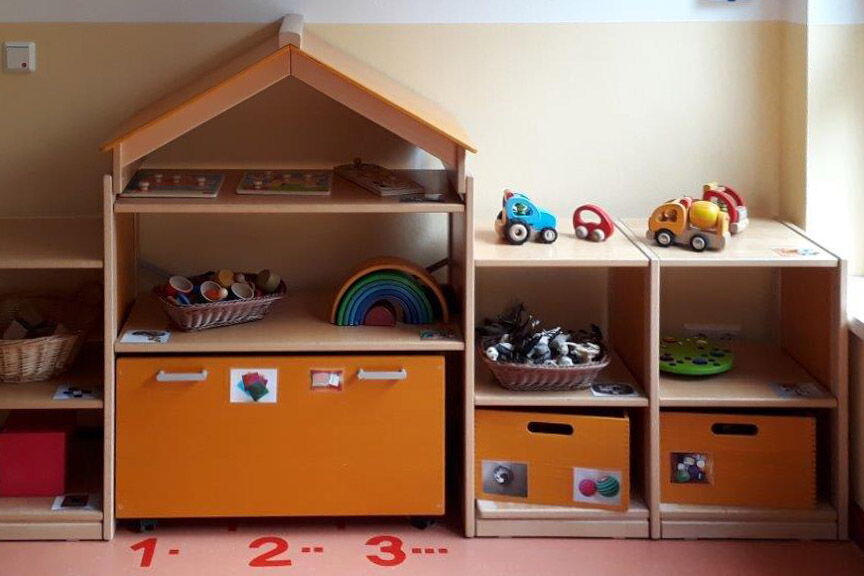 Kleine Holzmöbel für Kinder mit Spielzeug für kleine Kinder.