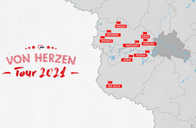 Logo der VonHerzenTour      rechts: eine Karte von Brandenburg mit kleine roten Fahnen auf denen Ortsnamen stehen