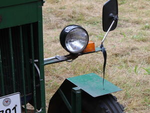 Kühler, Lampe und Rückspiegel eines Traktors von Nahem.