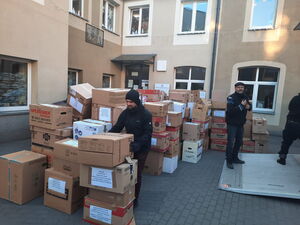 Mehrere Männer stapeln Spendenkartons