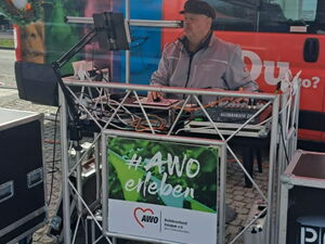 Ein Mann am Technik Pult, sorgt für Strom, Musik.