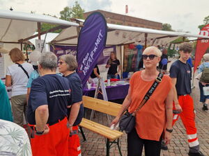 Zwei gut besuchte Stände auf einem Plar. Menschen informieren sich an den Ständen AWO Büro Kindermut und der Ehrenamtsagentur.