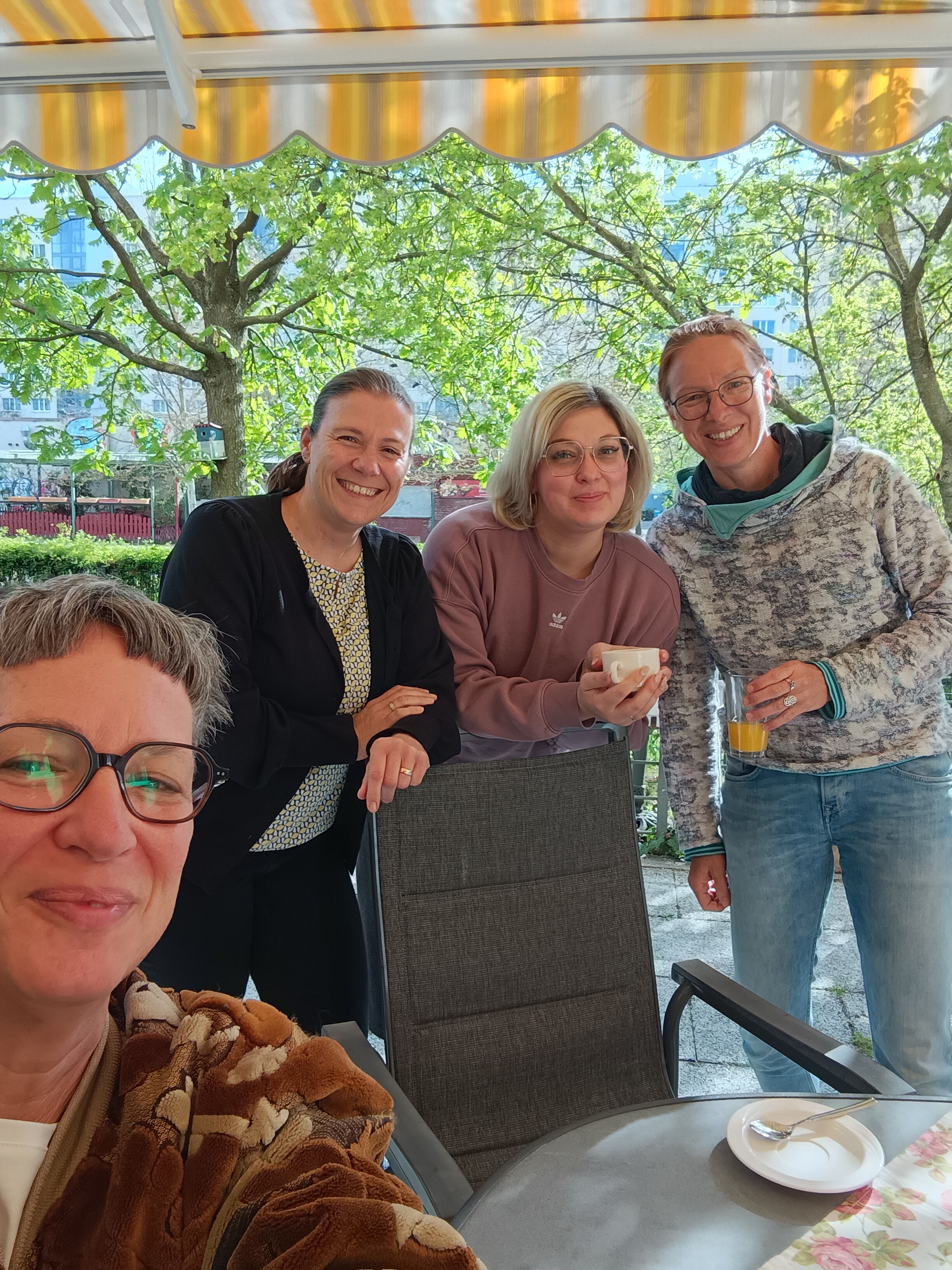 Selfie: Vier Frauen lachen fröhlich in die Kamera.