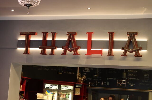 Leuchtschrift mit der das Wort "Thalia" geschrieben ist