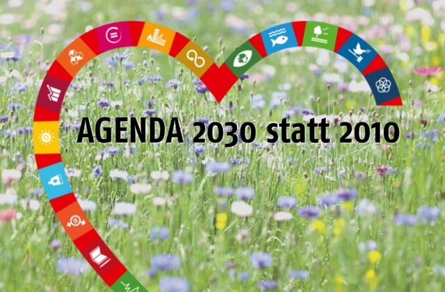 AWO Herz Text: AGENDA 2030 statt 2010    Hintergrund Blumenwiese.