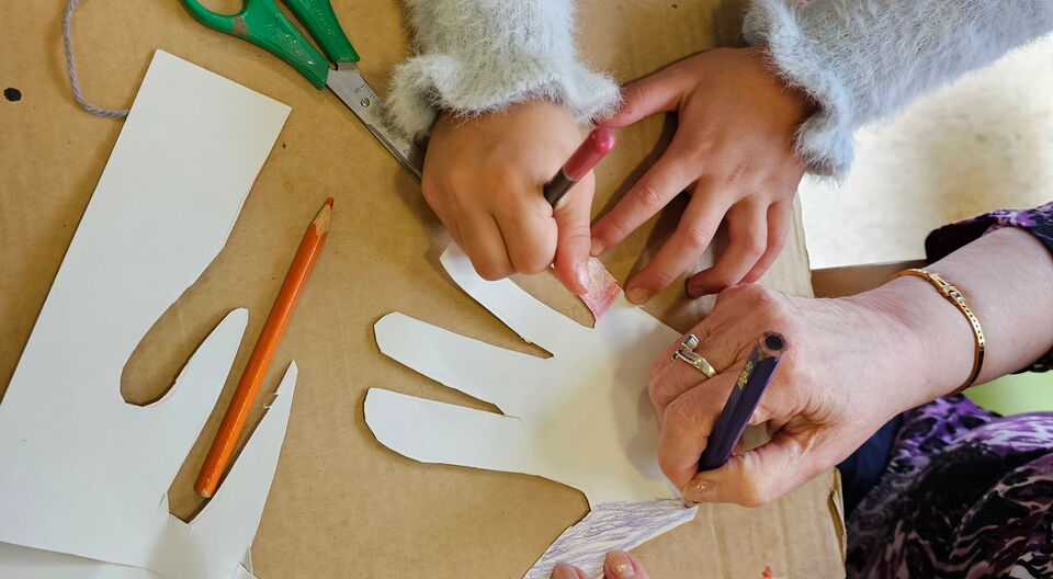 Gemeinsames Basteln im Seniorenheim: Ein Vormittag der Generationen