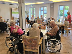 Senioren im Speisesaal.