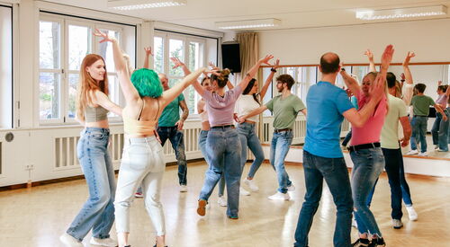 Tanzschule. Tanzende Menschen.