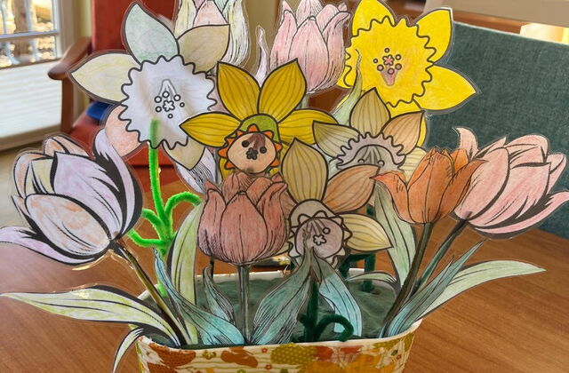 Frühlingsdekoration. Gesteck aus Ausmal-Frühlingsblumen auf einem Tisch.