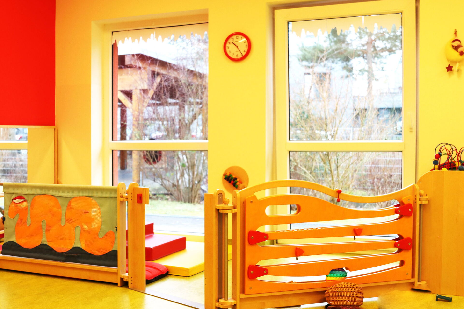 Teil eines hellen Raums. Spielzimmer für kleine Kinder, zwei Holzelemente zum Spielen.
