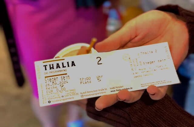 Ticket für das Thalia Programmkino wird in die Kamera gehalten.