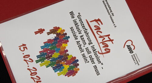 Mappe mit Info-Material zum Fachtag Grenzerfahrung Inklusion - Wie inklusiv kann, soll oder muss soziale Arbeit sein? . 15.02.2024