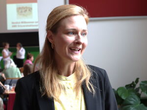 2 Frauen unterhalten sich.