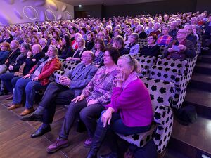 Viele Zuschauende / Zuhörende sitzen im Konzertsaal.