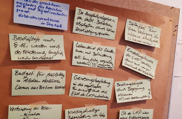 Pinnwand. Daran sind 12 Forderungen zur Teilhabe im Arbeitsleben geklebt.