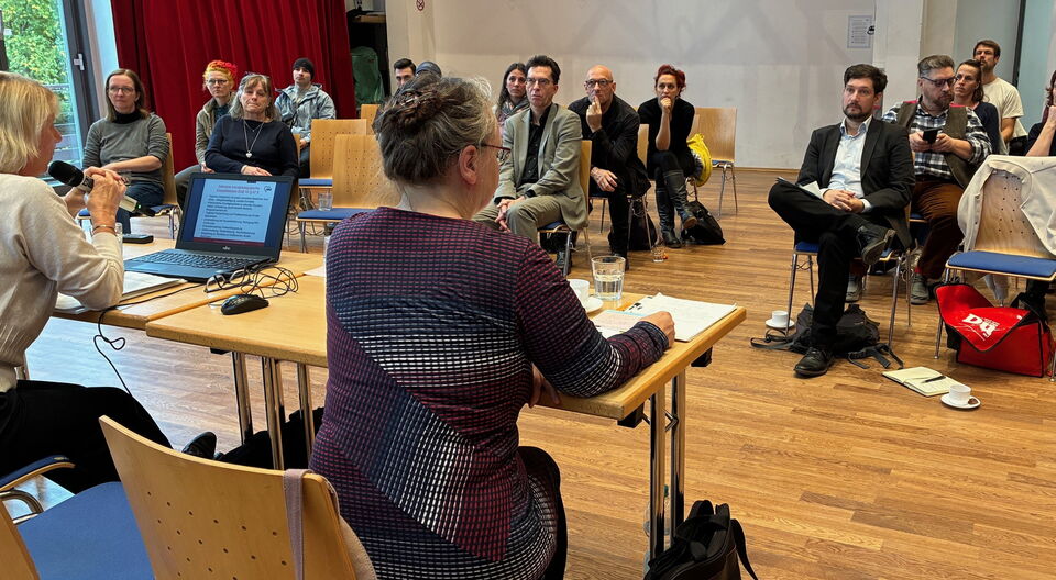 Junge Menschen zwischen den Stühlen