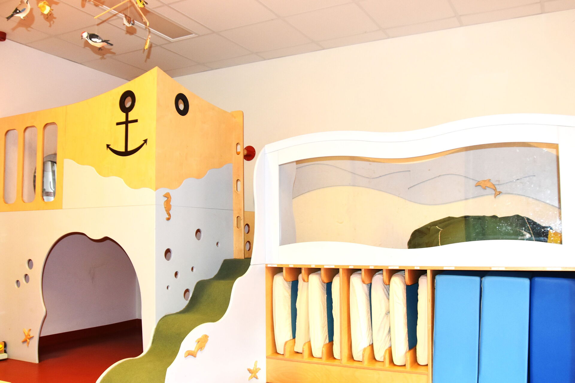 Spielzimmer. Kita Themenmöbel, Fische, Seepferdchen, Anker, Bullauge Unterwasserwelt Spielehaus, mit Matten , Matratzen - Aufbewahrung und zum hoch klettern.