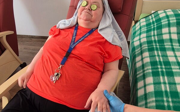 Wellnesstag mit Entspannungsmusik und Gurkenscheiben auf den Augen