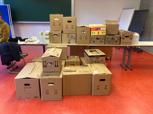 Spendenkartons vor und auf einem Tisch