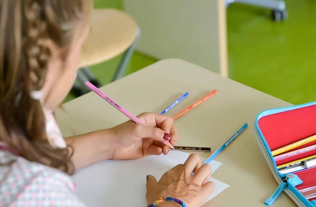 AWO Zeitung, Ein Mädchen spielt mit Bleistiften