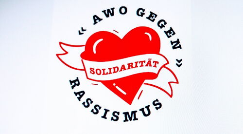 AWO GEGEN RASSISMUS - SOLILDATITÄT | Bild ein rotes Herz mit einer weißen Schärpe auf der Solidarität steht.