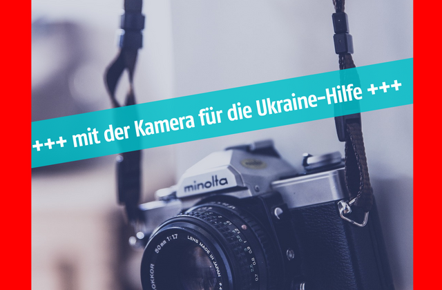 Foto einer Kamera mit der Aufschrift: mit der Kamera für die Ukraine-Hilfe