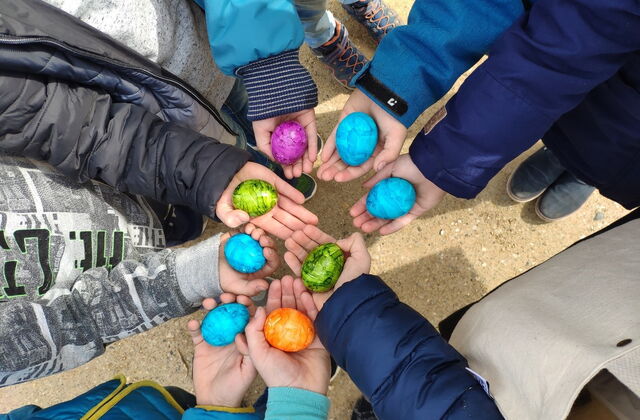 Kinder halten Ostereier in den Händen