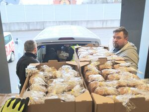 Kartons mit Hilfsgütern vor einem Transporter