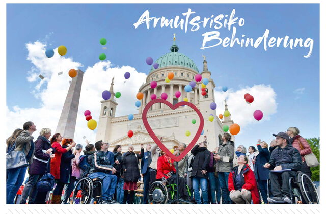 Dokumentation zur "Aktionswoche Armut von Menschen mit Behinderung" - Viele Menschen mit und ohne Behinderung vor der Nikolaikirche in Potsdam, lassen bunte Luftballons steigen.