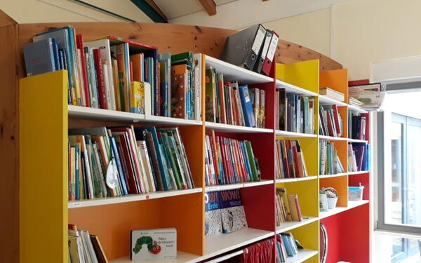 Ein buntes Regal voller Bücher