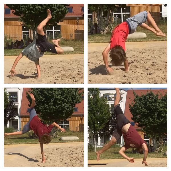 Collage aus 4 Fotos. Pro Foto: Ein Jugendlicher/Kind in der Bewegung beim Handstand. Draußen bei Sonne im Sand.