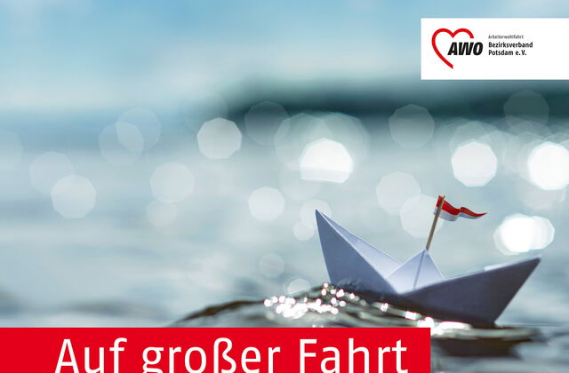 Ein kleines Papierschiffchen im Wasser. Unten weiße Schrift auf rutem Hintergrund. Text: Auf großer Fahrt zum neuen Leitbild - Kleiner Wegweiser