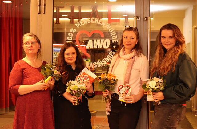 Gruppenbild. 4 Frauen im Foyer des Thalia Kino vor Glastüren. Alle haben kleine Blumensträuße und kleine Geschenke in der Hand.