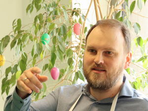 Mann im hellblauen Hemd darüber weiße Schürze wird vom rbb interviewt.