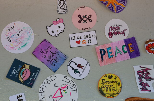 Verschiedene selbst gestaltete Sticker.