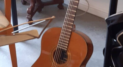 Gitarre lehnt an einem Tisch.