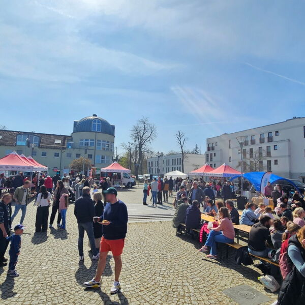 Markttreiben bei Sonnenschein.