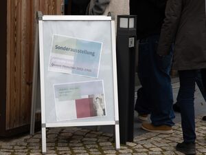 Aufsteller vor der Eingangstür. Zwei Plakate in diesem Aussteller: Sonderausstellung - gefährdet leben - Queere Menschen von 1933 bis 1945