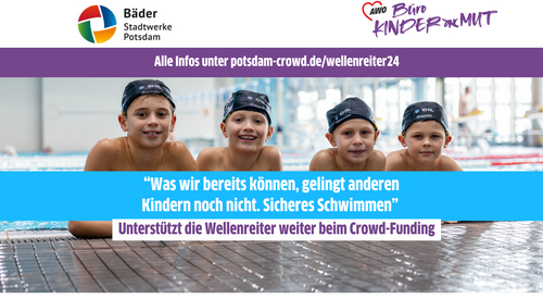 4 Jungs mit Badekappen im Hallenbad. Beine im Wasser, Oberkörper am Rand alle gucken lächelnd in die Kamera. Drunter steht: "Was wir schon können, gelingt anderen Kindern noch nicht. Sicheres Schwimmen"