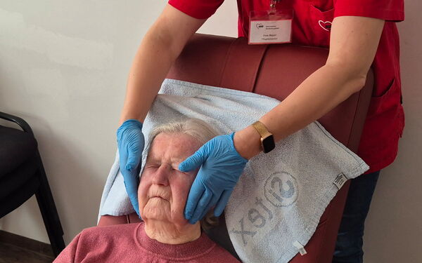 Wellnesstag mit Entspannungsmusik und Gurkenscheiben auf den Augen