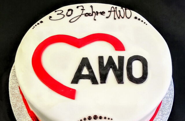 Eine weiße Torte mit dem Schriftzug: 30 Jahre AWO - AWO OV Ketzin