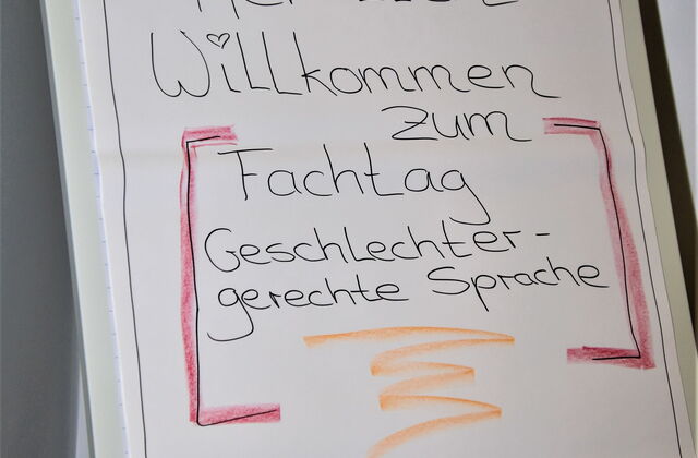 Flipchart Text: Herzlich Willkommen zum Fachtag Geschlechtergerechte Sprache