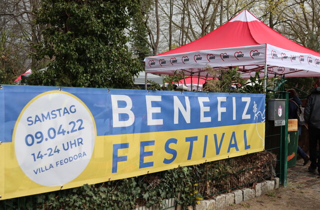 Blau-gelbes Banner an einem Zaun