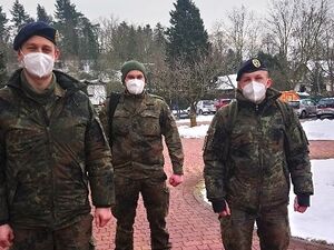 Draußen, es liegt Schnee, die Wege sind geräumt. Drei Soldaten - ein Obermaat und zwei Hauptgefreite des Seebataillons in Eckernförde mit FFP 2 Masken.