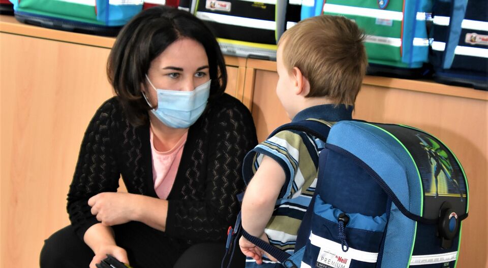 Grünen-Vorsitzende Baerbock spendiert 20 Schulranzen