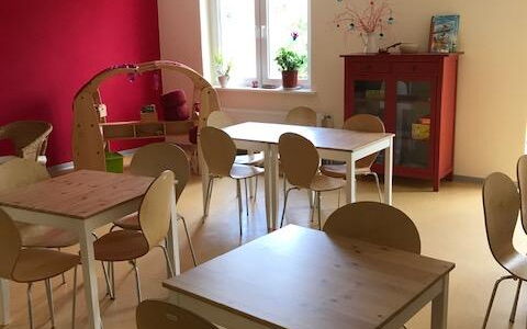 Familiencafé mit Tischen und Stühlen