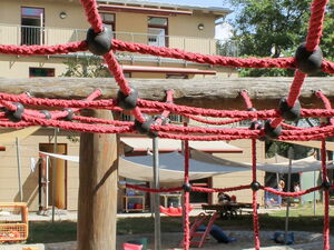 Spielplatz. Sandkasten, Klettergerüst. Kletternetz