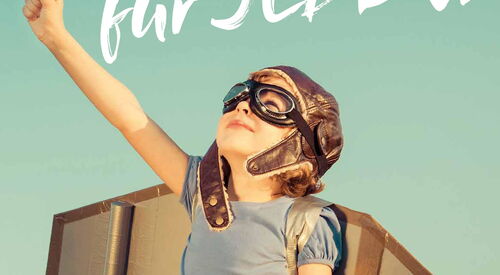 Kultur für Jeden Plakat am 13.09.2020. Kind mit Fliegermütze und Fliegerbrille mit gebauten Tragflächen streckt die Faust zum Himmel.