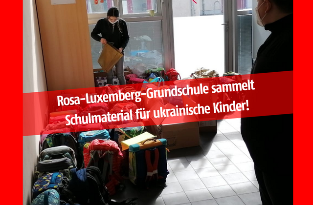 Foto von zwei Personen und vielen Schulranzen die auf dem Boden stehen