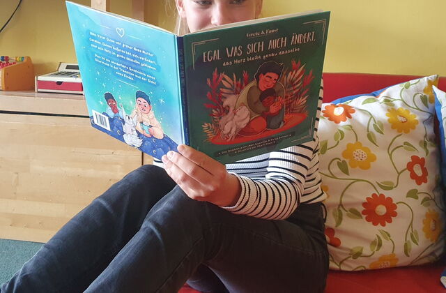 Mädchen mit Buch